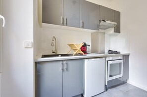 Refrigerador, microondas, placa de cocina, lavavajillas