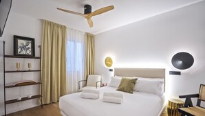 Economy Room | In-room safe, desk, blackout drapes, soundproofing - Casa Trafalgar (Barcelona)