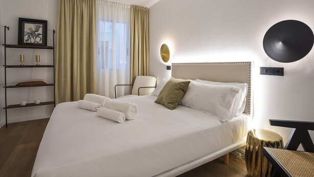 Standard Room (interior) | In-room safe, desk, blackout drapes, soundproofing - Casa Trafalgar (Barcelona)