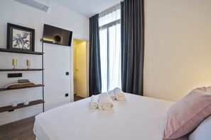 In-room safe, desk, blackout curtains, soundproofing - Casa Trafalgar (Barcelona)