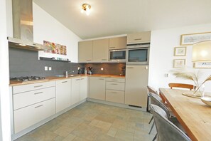 Een koelkast, een magnetron, een oven, een vaatwasser