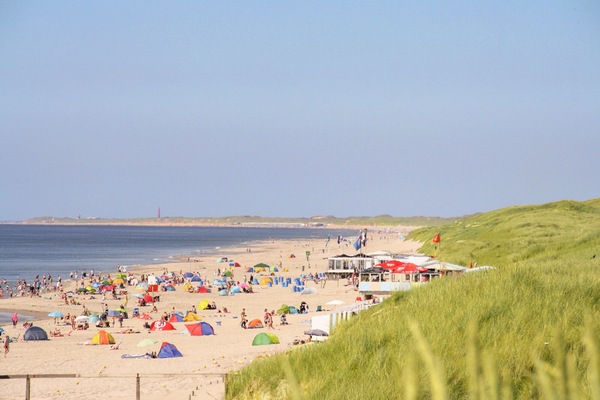 Sulla spiaggia, lettini da mare
