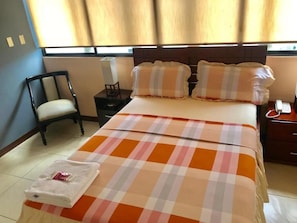 Desk, blackout curtains, iron/ironing board, free WiFi - Villa Garza Inn (Guayaquil)