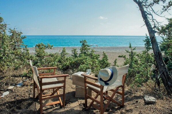 En la playa, camastros y toallas de playa 