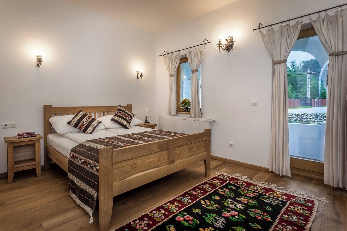 Soundproofing, WiFi (free), bed sheets