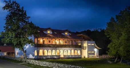 Front of property. Hanul Vatra