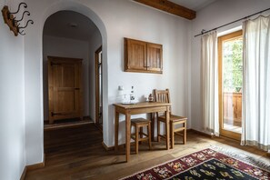 Chambre Tradition avec lits jumeaux, 2 lits une place | Wi-Fi gratuit, draps fournis