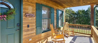 Peaceful Cabin Retreat on 5 acres - 25 mins from DT Clarksville