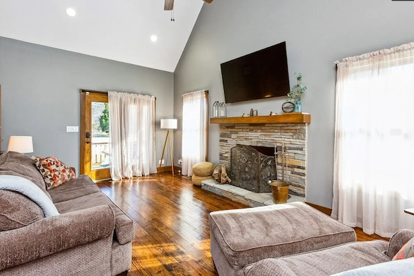 Een smart-tv, een tafeltennistafel en boeken