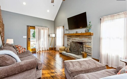 Peaceful Cabin Retreat on 5 acres - 25 mins from DT Clarksville