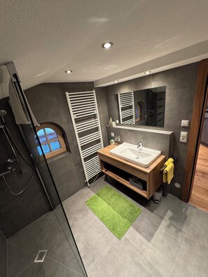 淋浴设施、吹风机、毛巾、肥皂