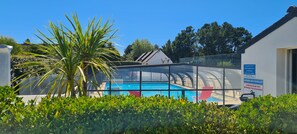 Indoor pool, outdoor pool - Vacation home in Brittany 900 m from the beach 6 persons Heated swimming pool (Erdeven)
