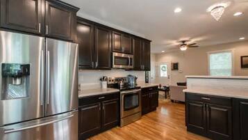 Een koelkast, een magnetron, een oven, een kookplaat