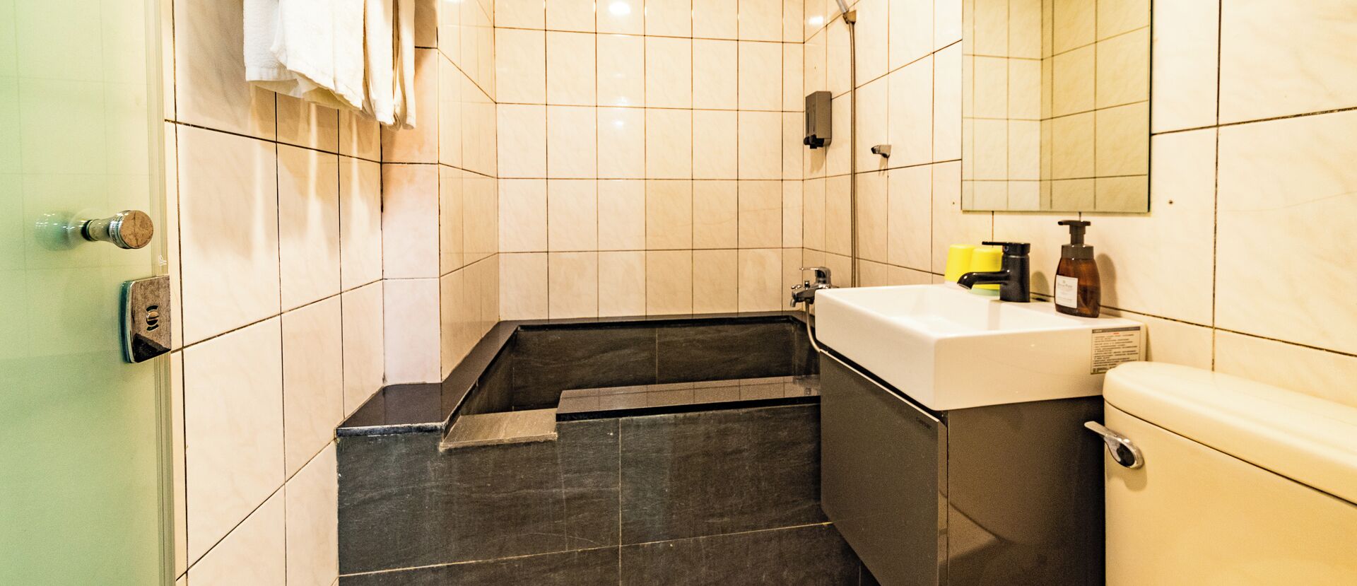 Deluxe Twin Room, 2 Double Beds | Bathroom | Shower, hair dryer, towels, shampoo