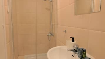 Studio Kota | Kamar mandi | Shower, perlengkapan mandi gratis, pengering rambut, dan handuk