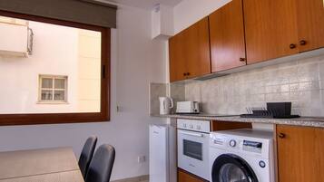 City Studio | Private kitchen | Mini-fridge, oven, stovetop, electric kettle