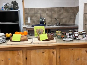 بوفيه فطور مجانًا يوميًا