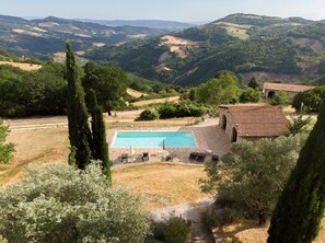 Outdoor pool - Basilico, Agriturismo Ca'Mazzetto, Organic farmhouse in  Franciscan peace trail (Umbria)
