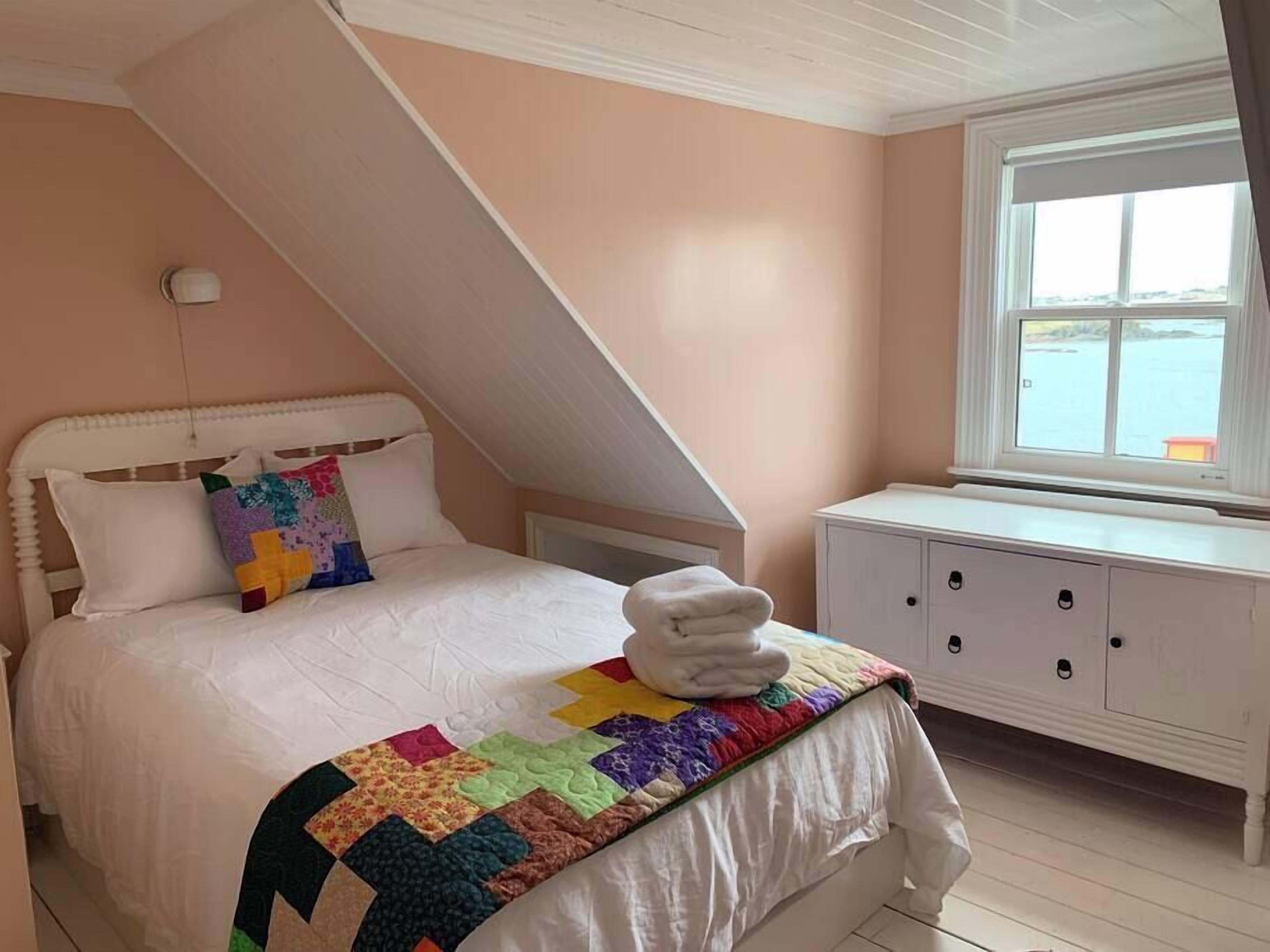 4 bedrooms, desk, WiFi, bed sheets