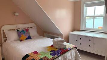 4 bedrooms, desk, WiFi, bed sheets