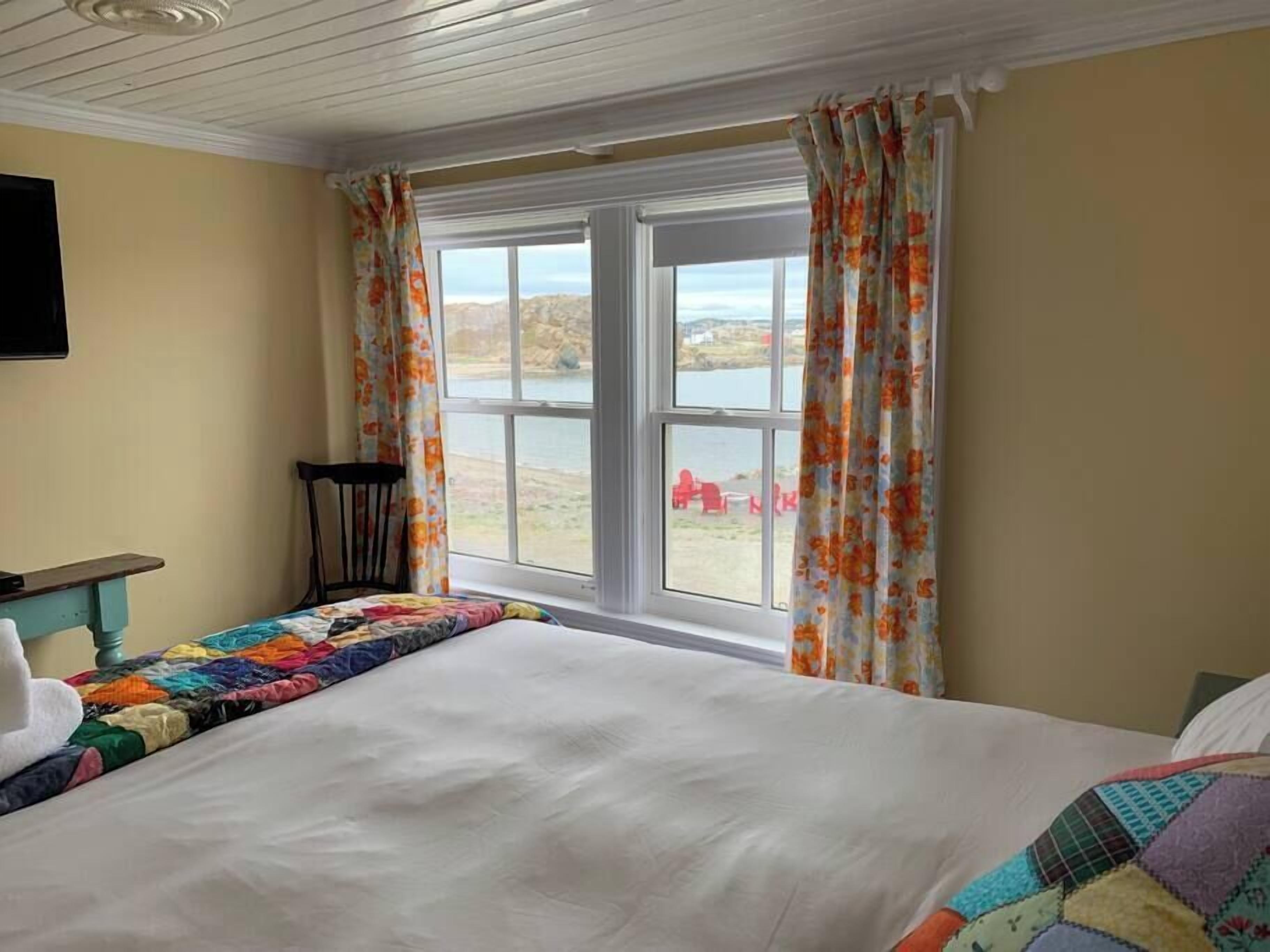 4 bedrooms, desk, WiFi, bed sheets