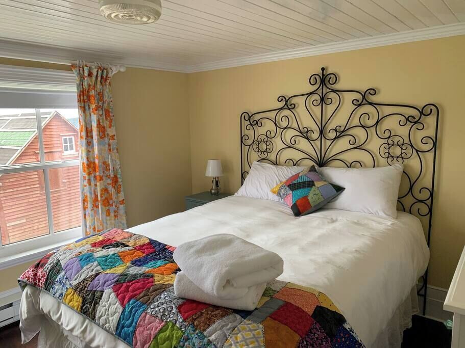 4 bedrooms, desk, WiFi, bed sheets