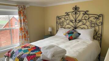 4 bedrooms, desk, WiFi, bed sheets
