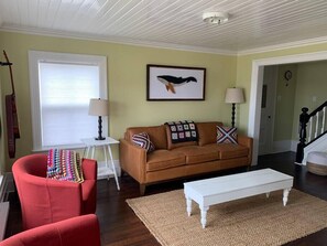 Fernseher, Bücher, Arbeitsbereiche