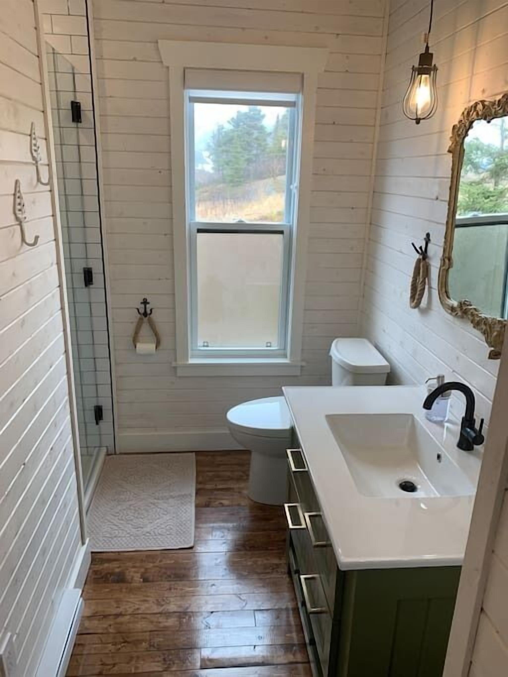 Dusj, hårføner og håndklær