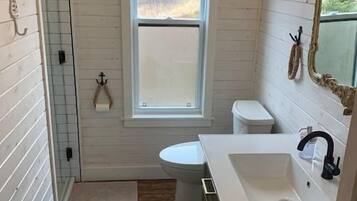 Dusj, hårføner og håndklær