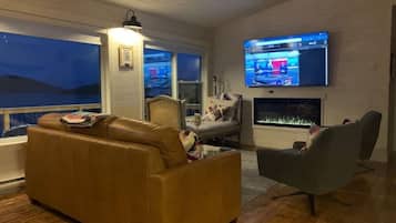 Televisión, chimenea, oficina