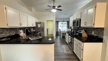 Refrigerador, microondas, horno y parrilla de estufa