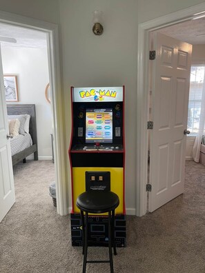Games room - The Robin House, Newly Furnished Lake Retreat Near Tybee Island & Savannah (Wilmington Island)