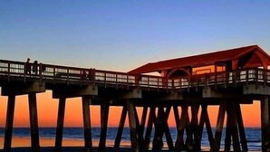 A pier extending into the water with a building structure on top. - The Robin House, Newly Furnished Lake Retreat Near Tybee Island & Savannah (Wilmington Island)