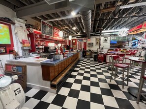 Bar (on property) - The Robin House, Newly Furnished Lake Retreat Near Tybee Island & Savannah (Wilmington Island)