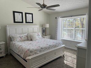 4 bedrooms, iron/ironing board, WiFi, bed sheets - The Robin House, Newly Furnished Lake Retreat Near Tybee Island & Savannah (Wilmington Island)