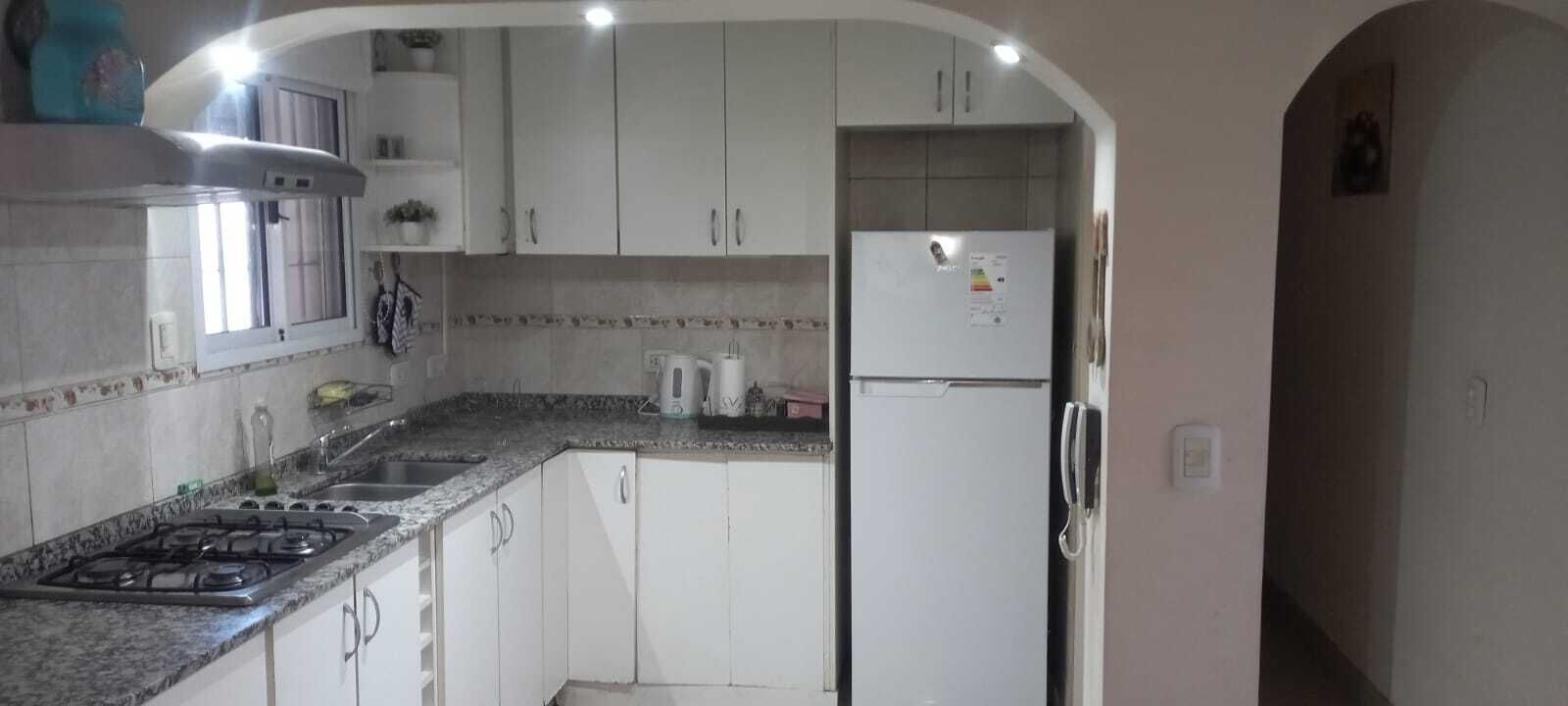 Microwave, oven, pemanggang roti, dan penanak nasi