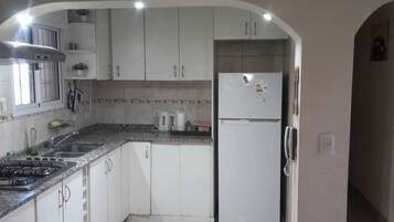 Microwave, oven, pemanggang roti, dan penanak nasi