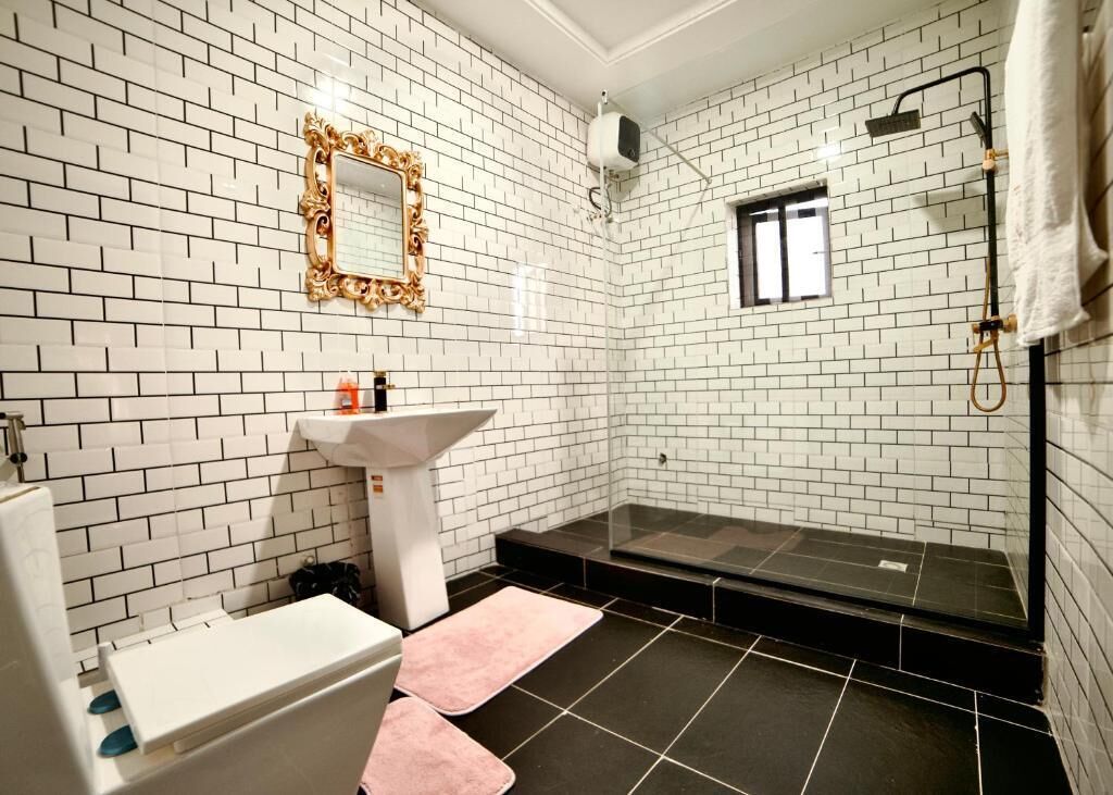 Deluxe kamer | Badkamer | Een douche, een regendouche, gratis toiletartikelen, badjassen
