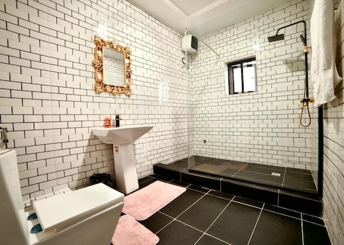247 Luxury Hotel & Apartment Ajah