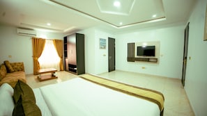 1 bedroom, Egyptian cotton sheets, premium bedding, down comforters