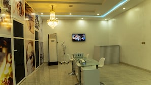 Couples treatment rooms, sauna, hot tub, steam room, hot springs