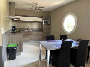 Microwave, oven, stovetop, dishwasher - 5mn from the beaches Villa 1 "Estartit" Floor - Clos du mas la Senia - Argelès / Mer (Argelès-sur-Mer)