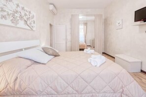 Appartement Tradition | Literie de qualité supérieure, couette en duvet d'oie, lit parapluie