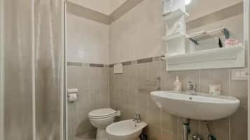 Ducha, secador de pelo, bidet, toallas