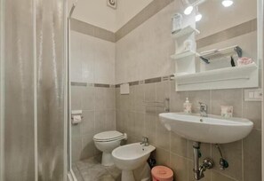 Traditional Apartment | Bathroom | Shower, hair dryer, bidet, towels - Leone IV  (Rome)