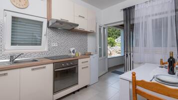 Apartment | Private kitchen | Mini-fridge, oven, stovetop, cookware/dishes/utensils