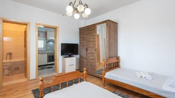 Apartment | 2 bedrooms, iron/ironing board, free WiFi