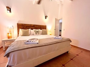 5 bedrooms, in-room safe, WiFi, bed sheets