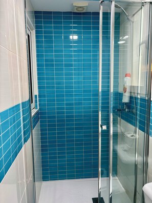 Regadera, secadora de cabello, toallas, jabón 